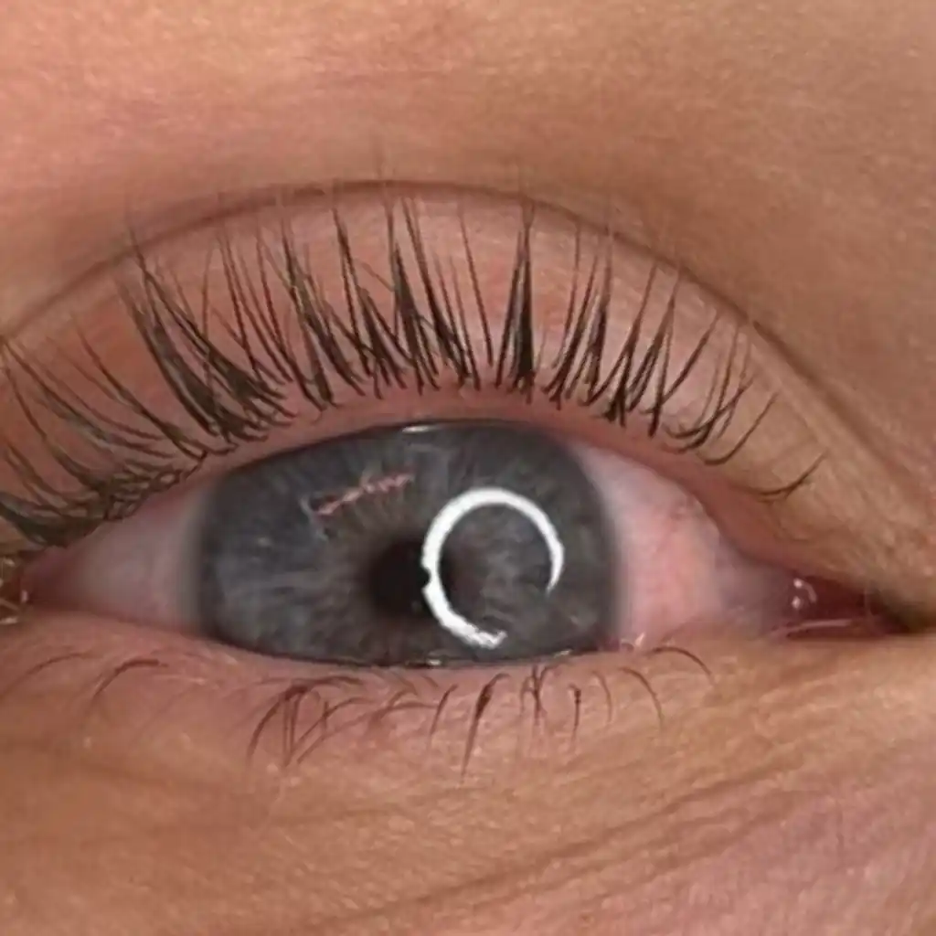 Résultat après extension de cils Rehaussement de cils à Paris chez Essen'Cils